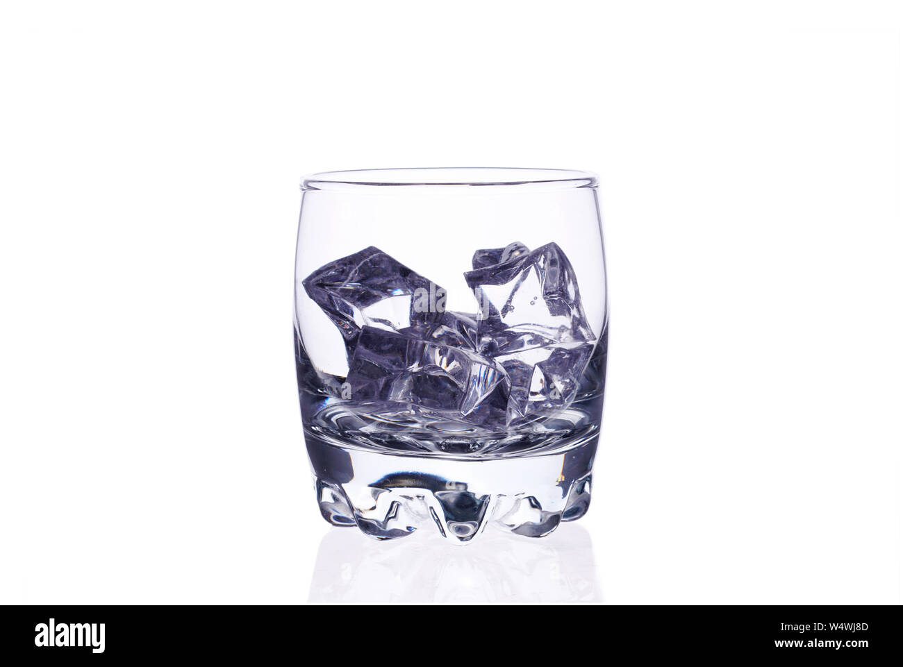 Un bicchiere di whiskey con cubetti di ghiaccio su uno sfondo bianco isolare. Foto Stock