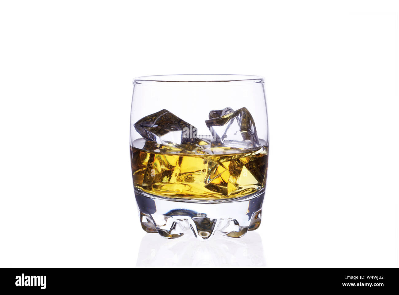 Un bicchiere di whiskey con cubetti di ghiaccio su uno sfondo bianco isolare. Foto Stock