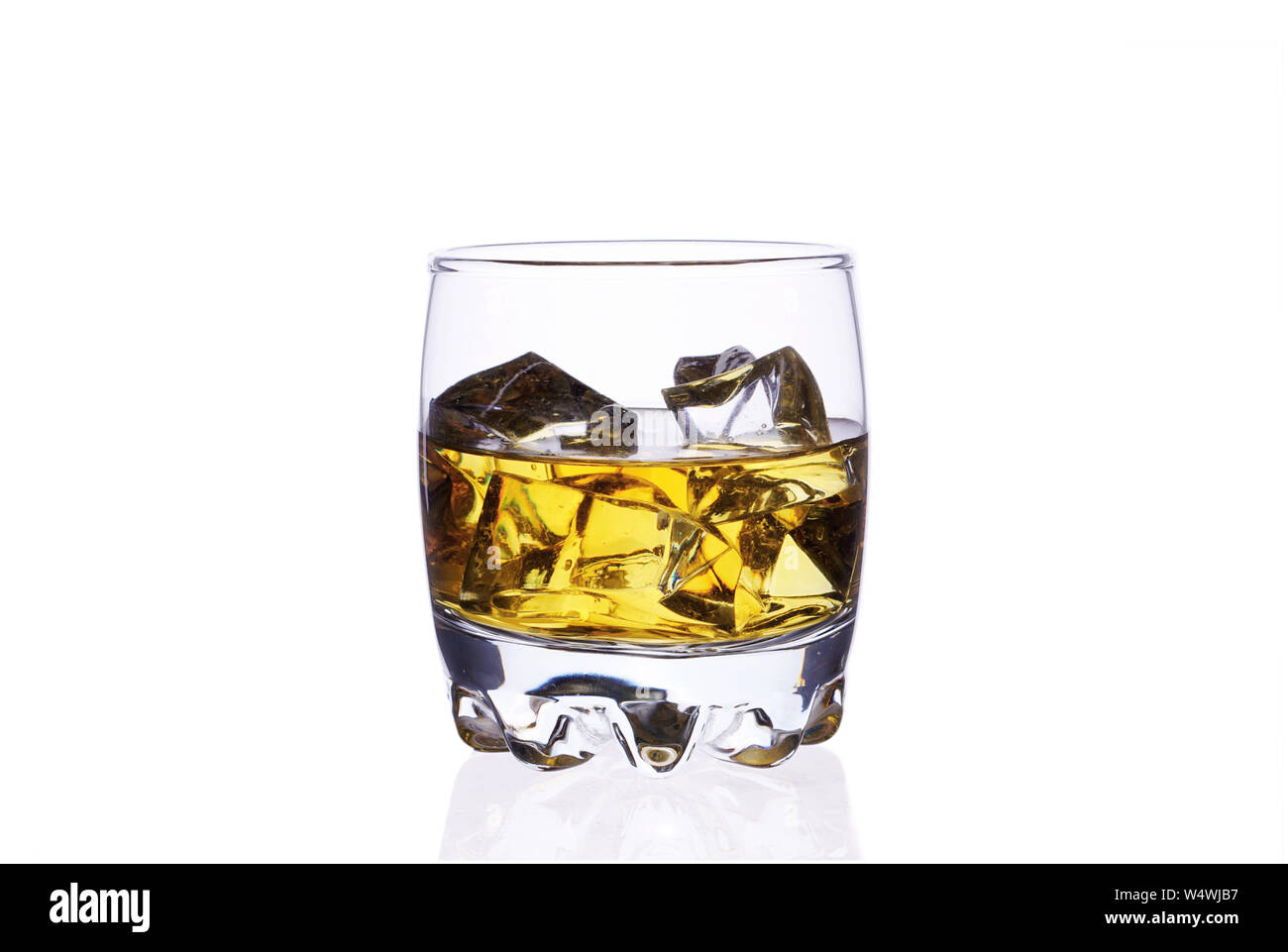 Un bicchiere di whiskey con cubetti di ghiaccio su uno sfondo bianco isolare. Foto Stock