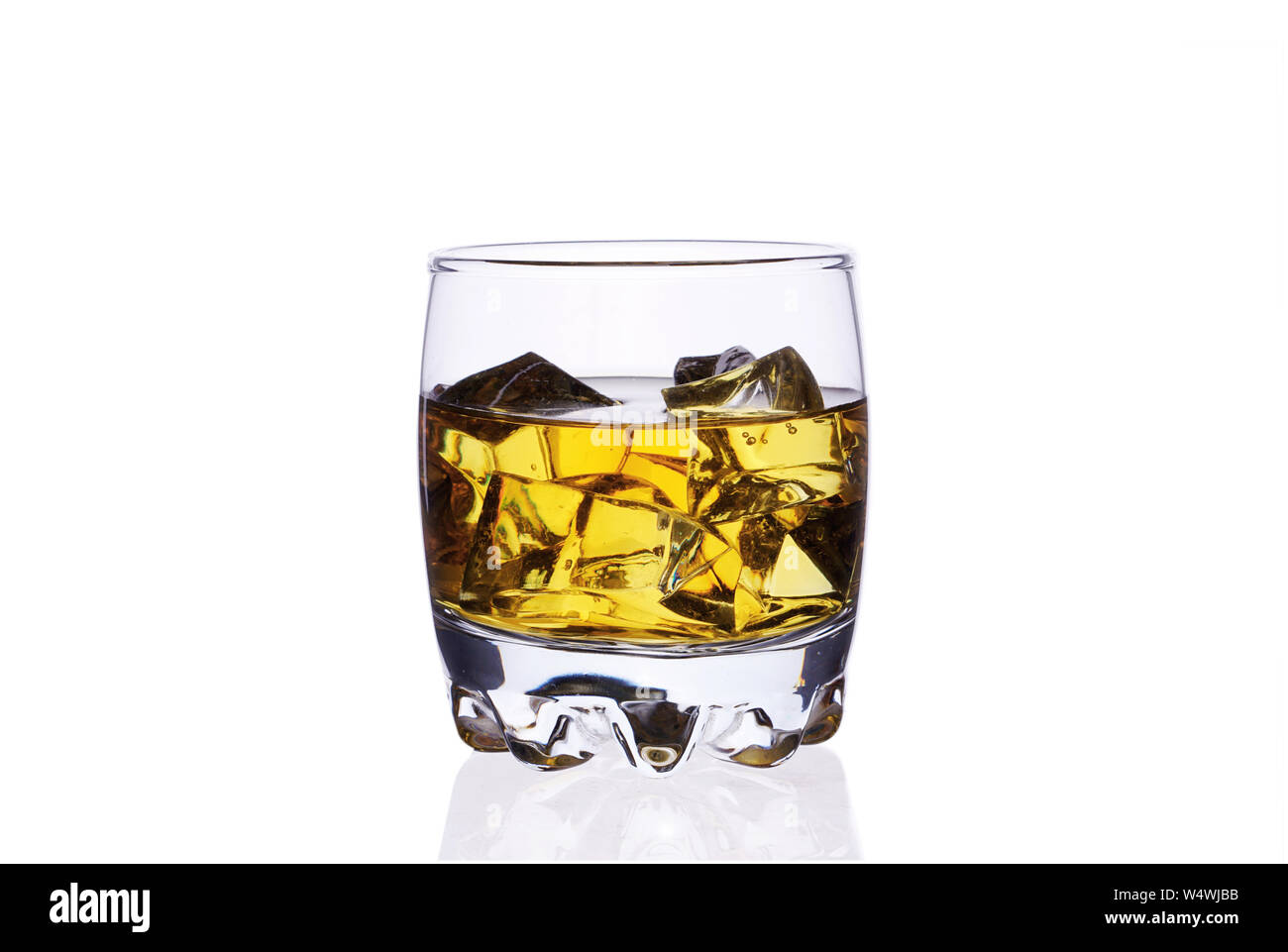 Un bicchiere di whiskey con cubetti di ghiaccio su uno sfondo bianco isolare. Foto Stock