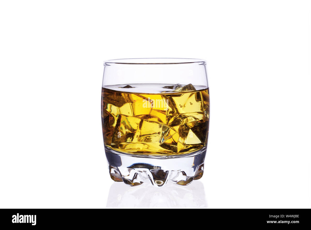 Un bicchiere di whiskey con cubetti di ghiaccio su uno sfondo bianco isolare. Foto Stock