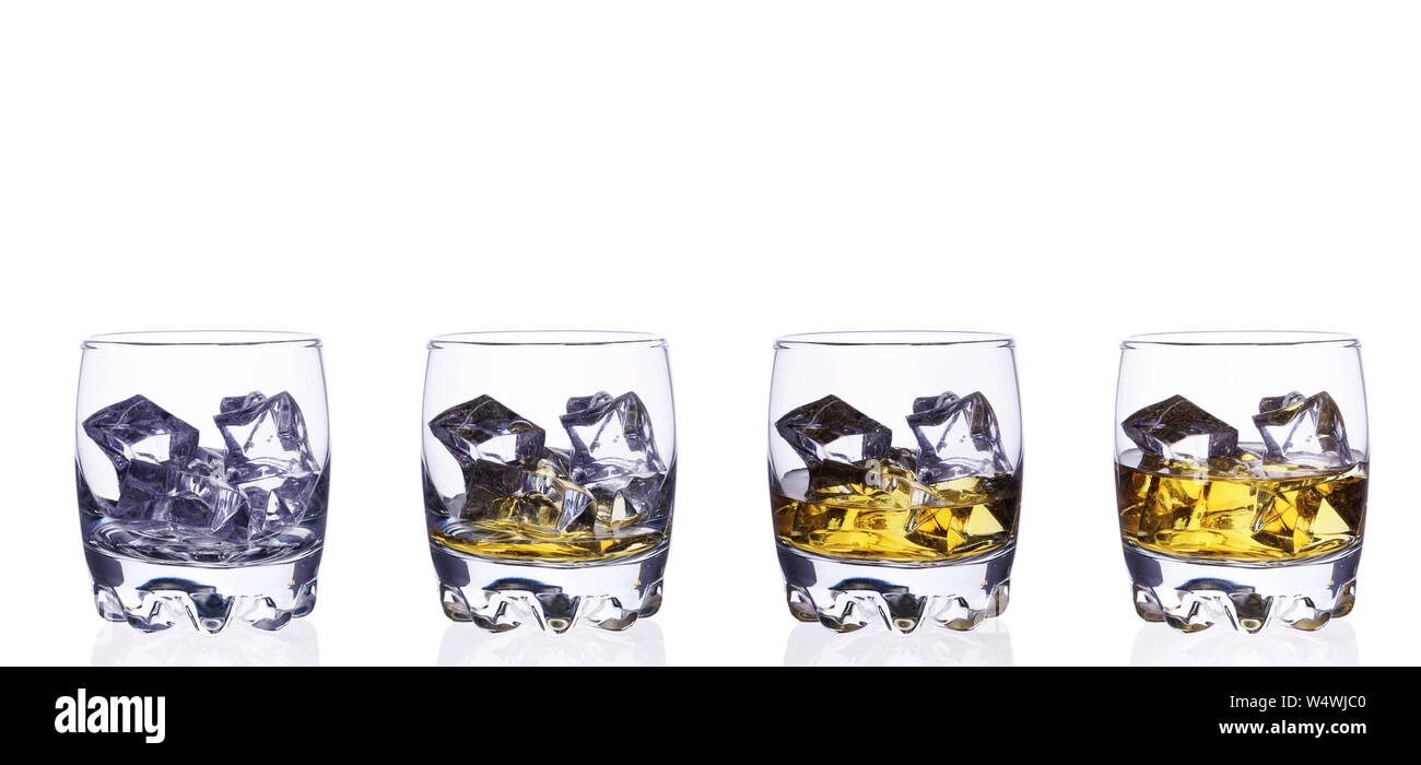 4 bicchiere di whiskey con cubetti di ghiaccio su uno sfondo bianco isolare. Foto Stock