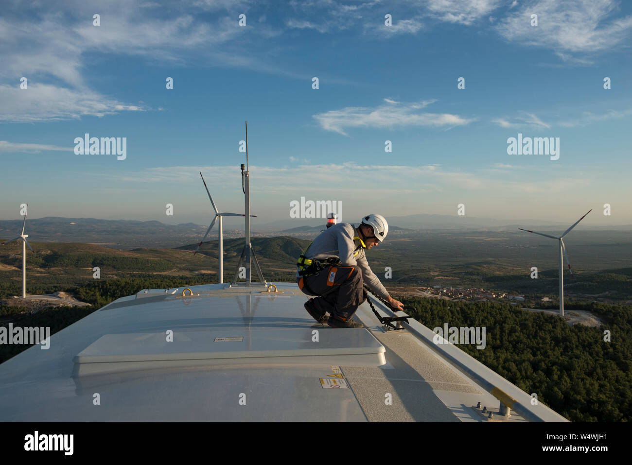 Turchia, Bakir, 35 MW wind farm GOEKRES 2 della società Gama Enerji con General Electric GE Wind Turbine, servizio in altezza estrema Foto Stock