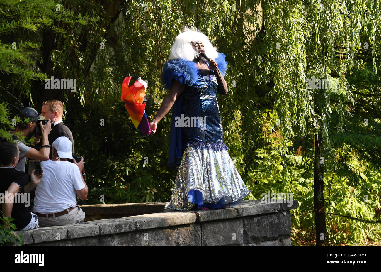 Bayreuth, Germania. Xxv Luglio, 2019. Le Gateau Chocolat, Dragperformer, canta all'inizio di Bayreuth Festival 2019 in una performance al Weiher nella parte anteriore del Festspielhaus. Il Festival di Richard Wagner comincia a Bayreuth il giovedì. Credito: Tobias Hase/dpa/Alamy Live News Foto Stock