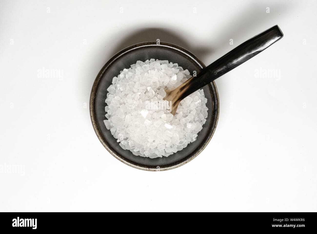 Sale di roccia in una piccola ciotola nero Foto Stock