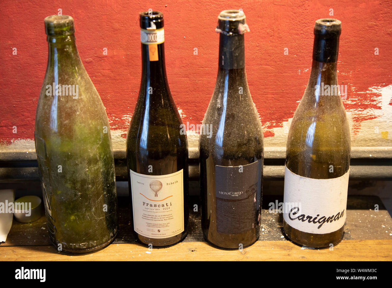 Svuotare le bottiglie di vino a Winemakers Club, un nuovo indipendente wine bar e i commercianti di vino a Londra, Regno Unito. Foto Stock Svuotare le bottiglie di vino a Winemakers Club, un nuovo indipendente wine bar e i commercianti di vino a Londra, Regno Unito. Foto Stock