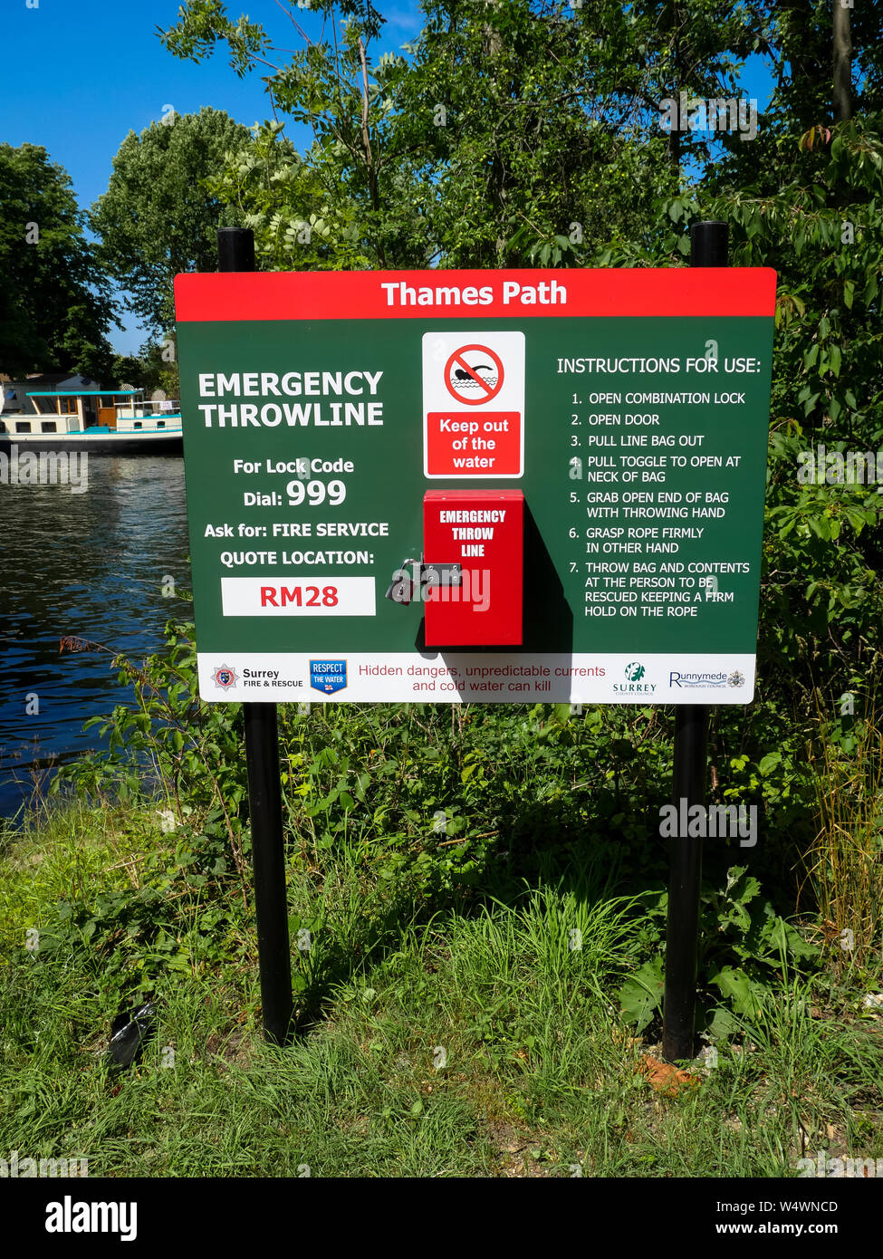 Throwline emergenza, Thames Path, il fiume Tamigi, Staines-upon-Thames, Surrey, England, Regno Unito, GB. Foto Stock