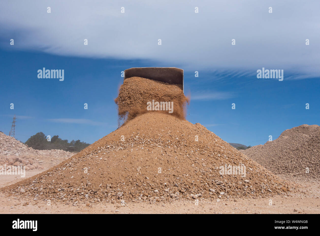 Pala escavatore lavorando in una cava di ghiaia Foto Stock