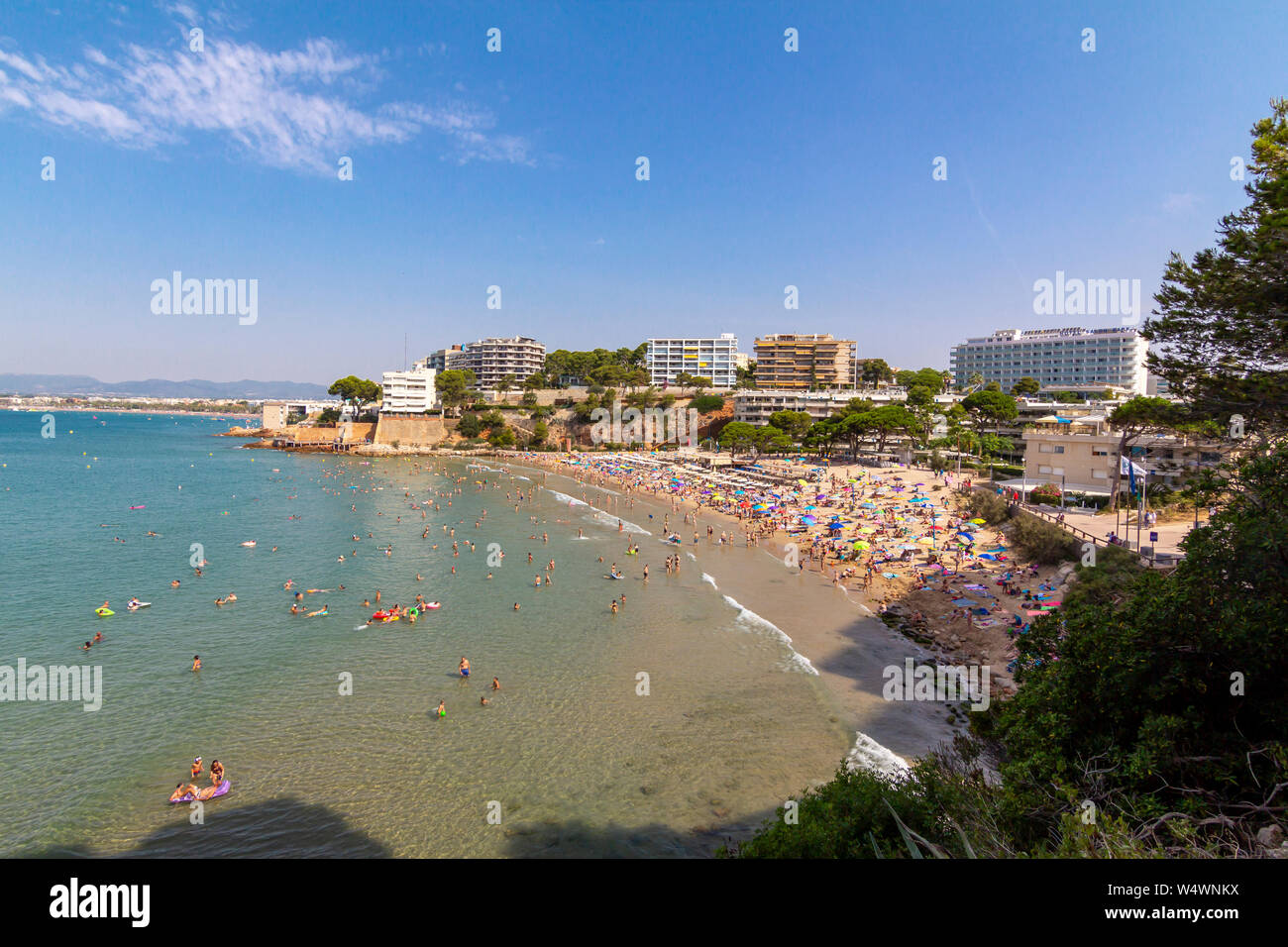 Capellans affollata spiaggia di Salou, Spagna Foto Stock