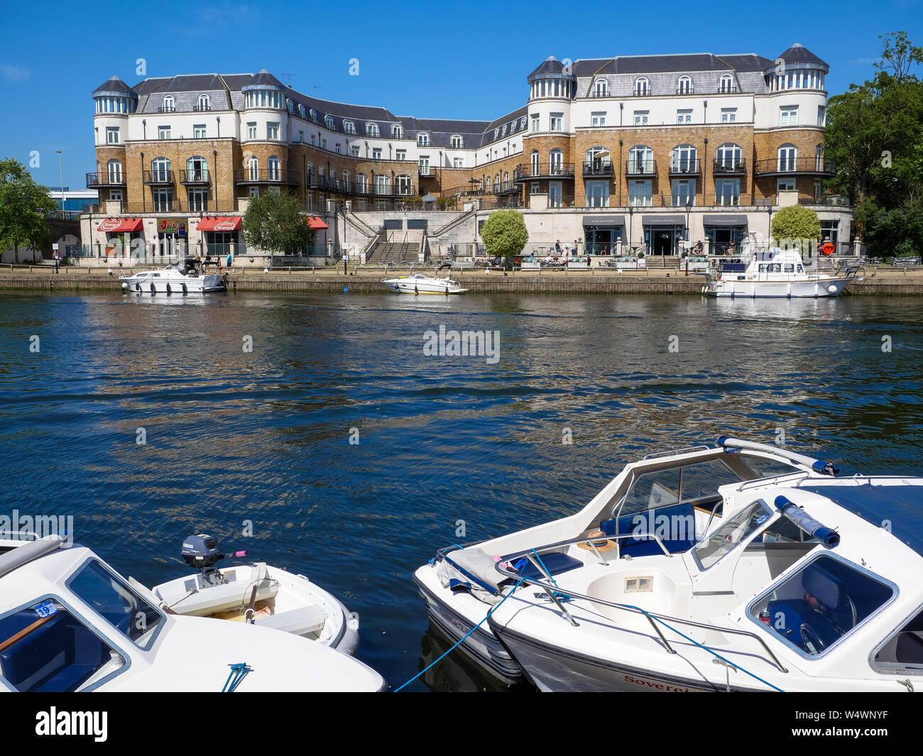 Il River Side, con negozi e barche,Thames Path, il fiume Tamigi e il giorno di estate, Staines-upon-Thames, Surrey, England, Regno Unito, GB. Foto Stock