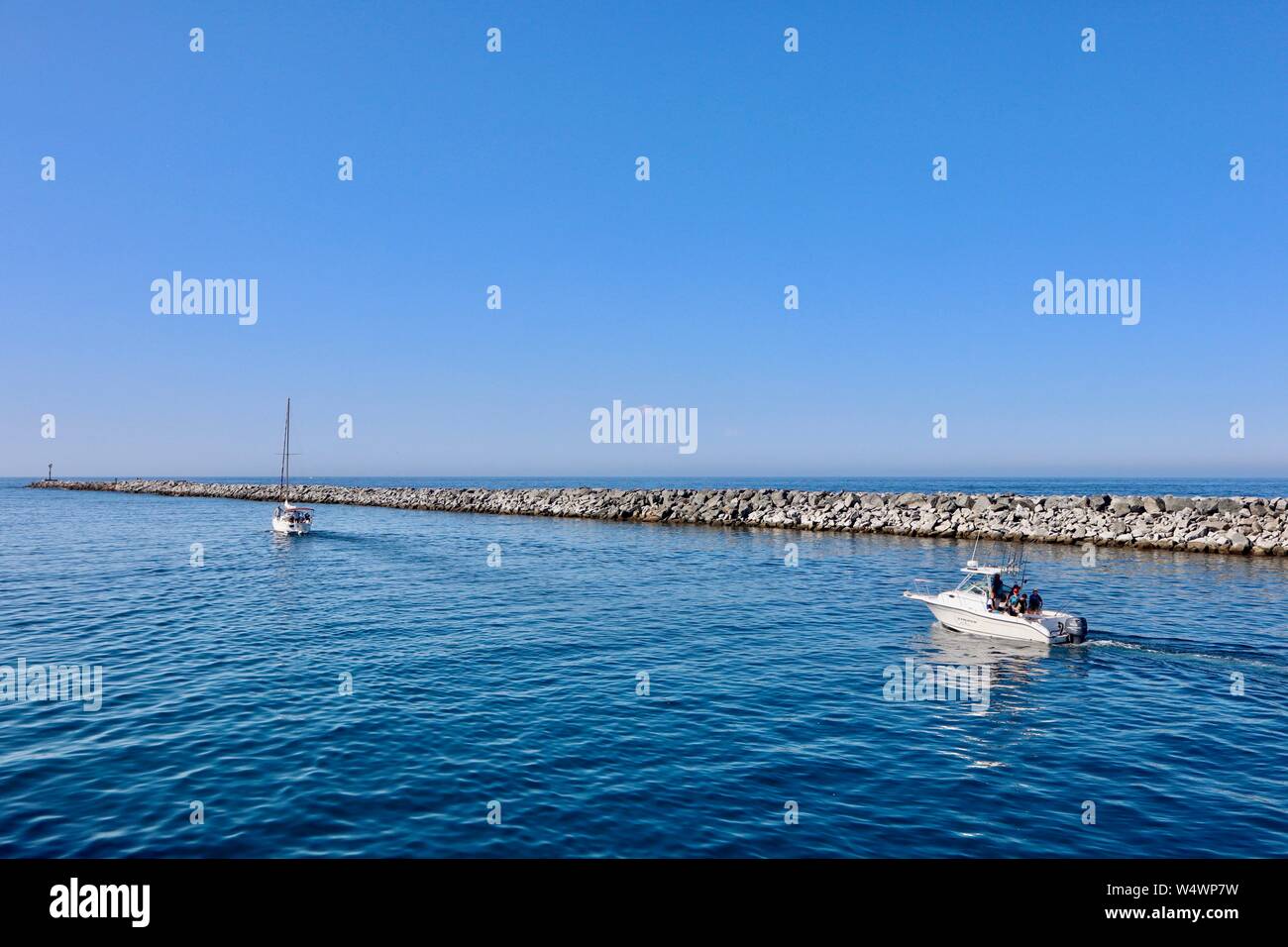 Barche di uscire in mare in Newport Beach California Foto Stock