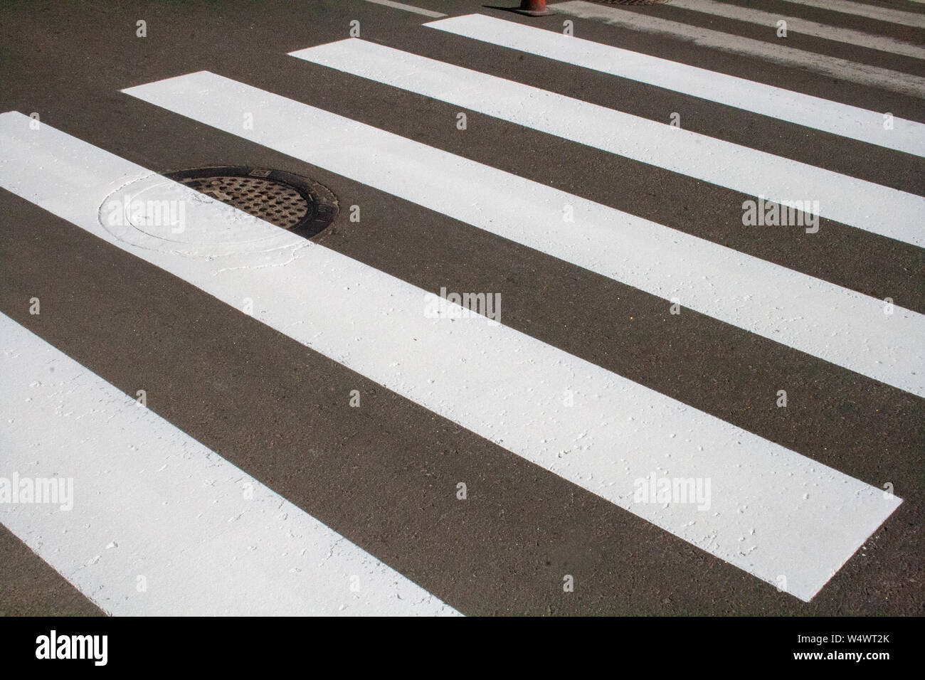 Un crosswalk sulla strada per pedoni che attraversano la strada. Simbolo di sicurezza Foto Stock