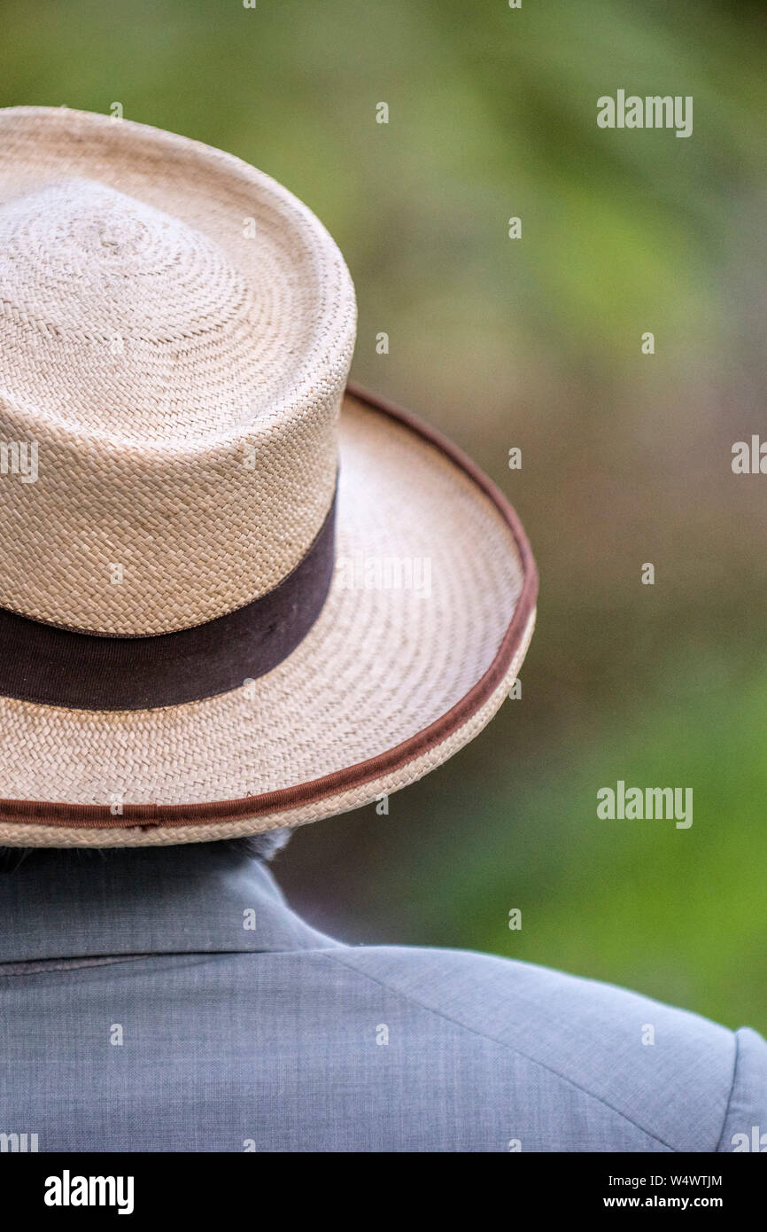 Un uomo che indossa una vasta colmato cappello di paglia. Foto Stock