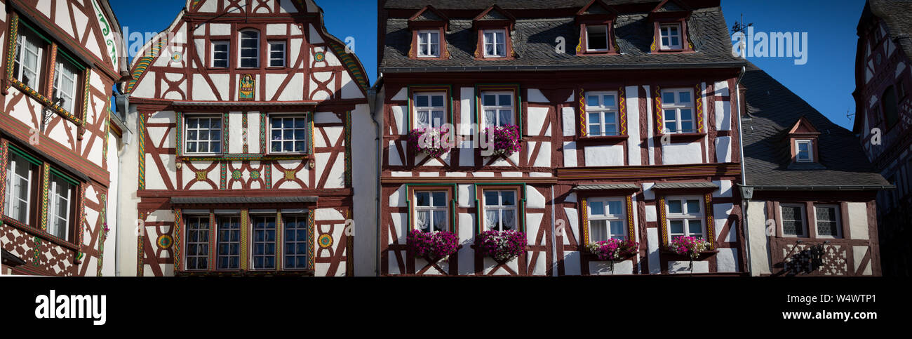 La strada principale di Bernkastel con facciate colorate e decorate Foto Stock