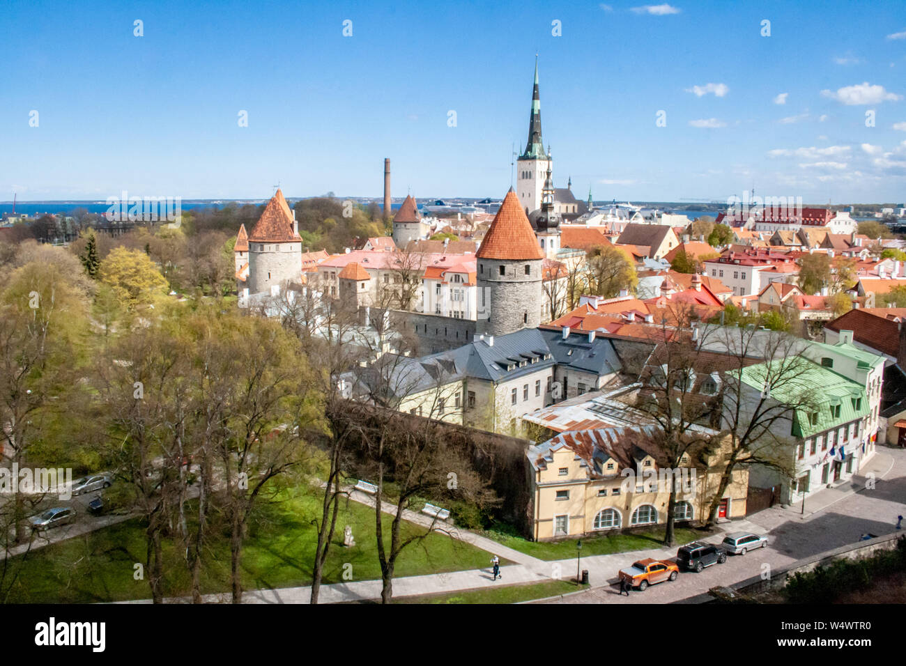 Bellissima scenic vista aerea della città vecchia di Tallinn, Estonia con torri e chiese, Mar Baltico sullo sfondo Foto Stock