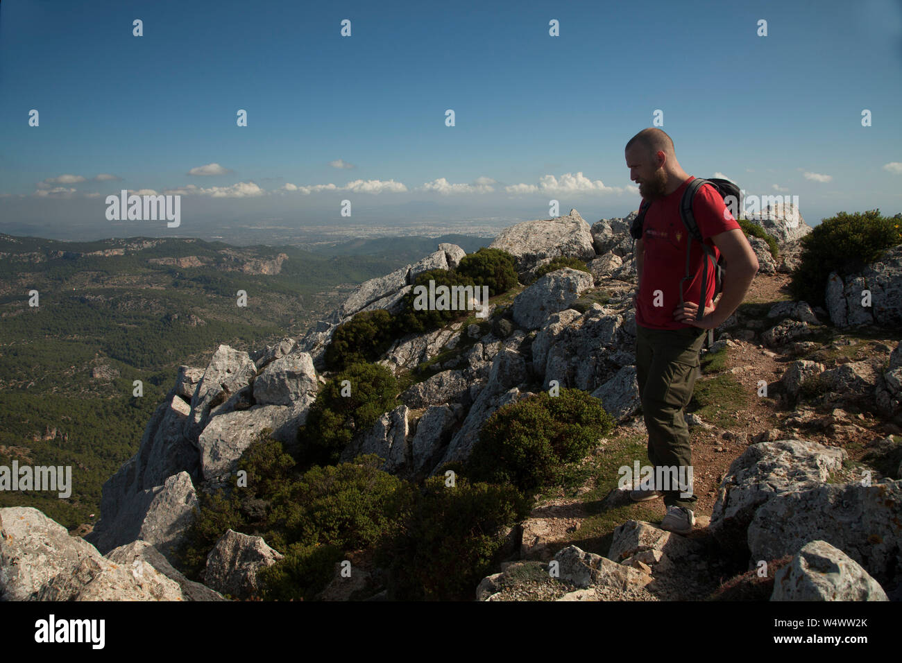 Persone che salgono escursionismo Puig de Galatzó nella Serra de Tramuntana montagne in Mallorca. Foto Stock