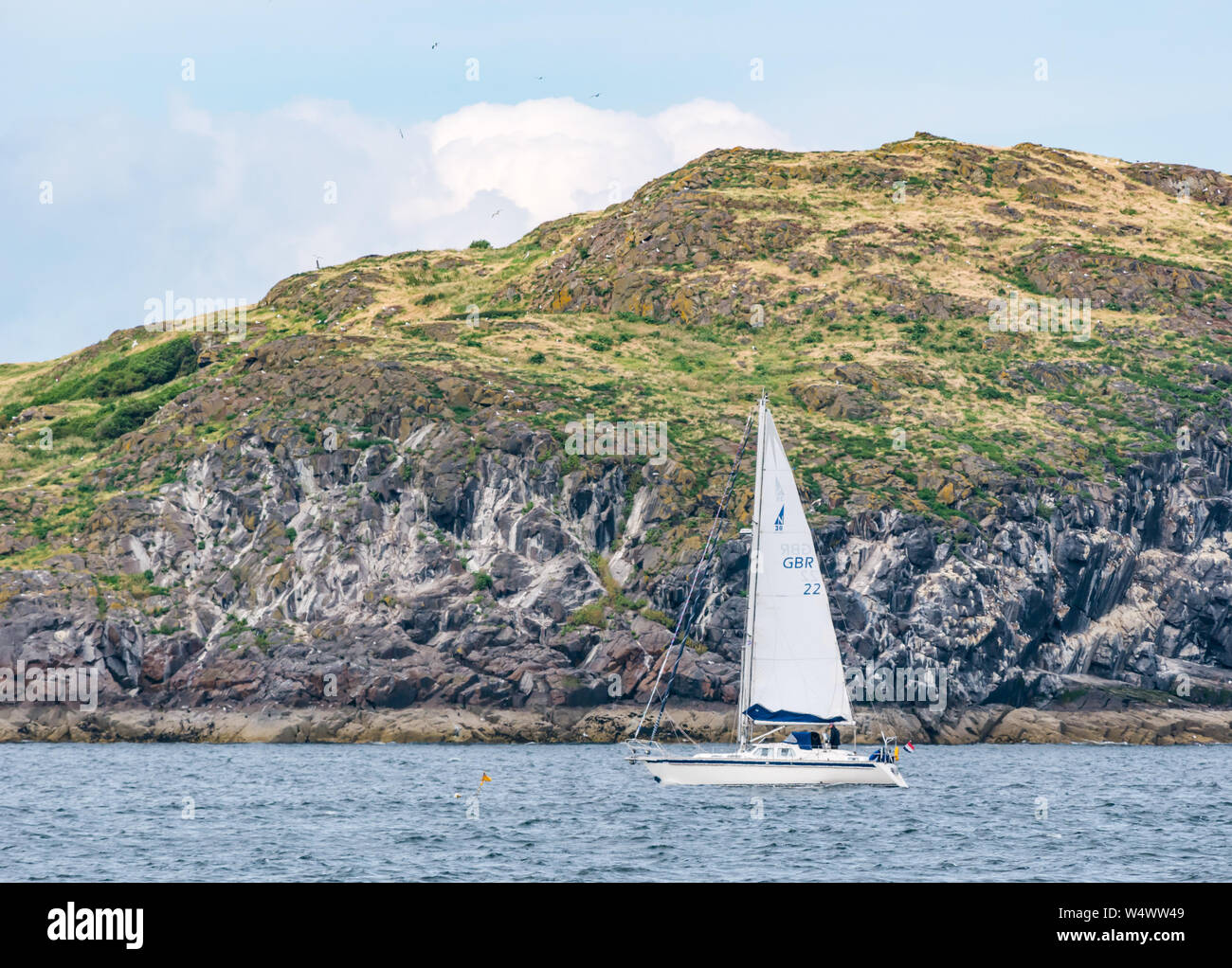 Yacht a vela barca passando da Craigleith Island su soleggiate giornate estive, Firth of Forth, Scotland, Regno Unito Foto Stock