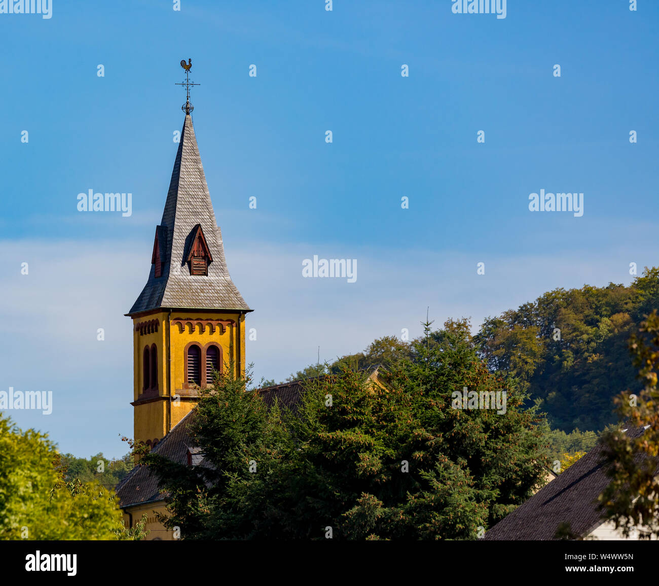 Il campanile colorato spiana il cielo sopra Grevenmacher Foto Stock