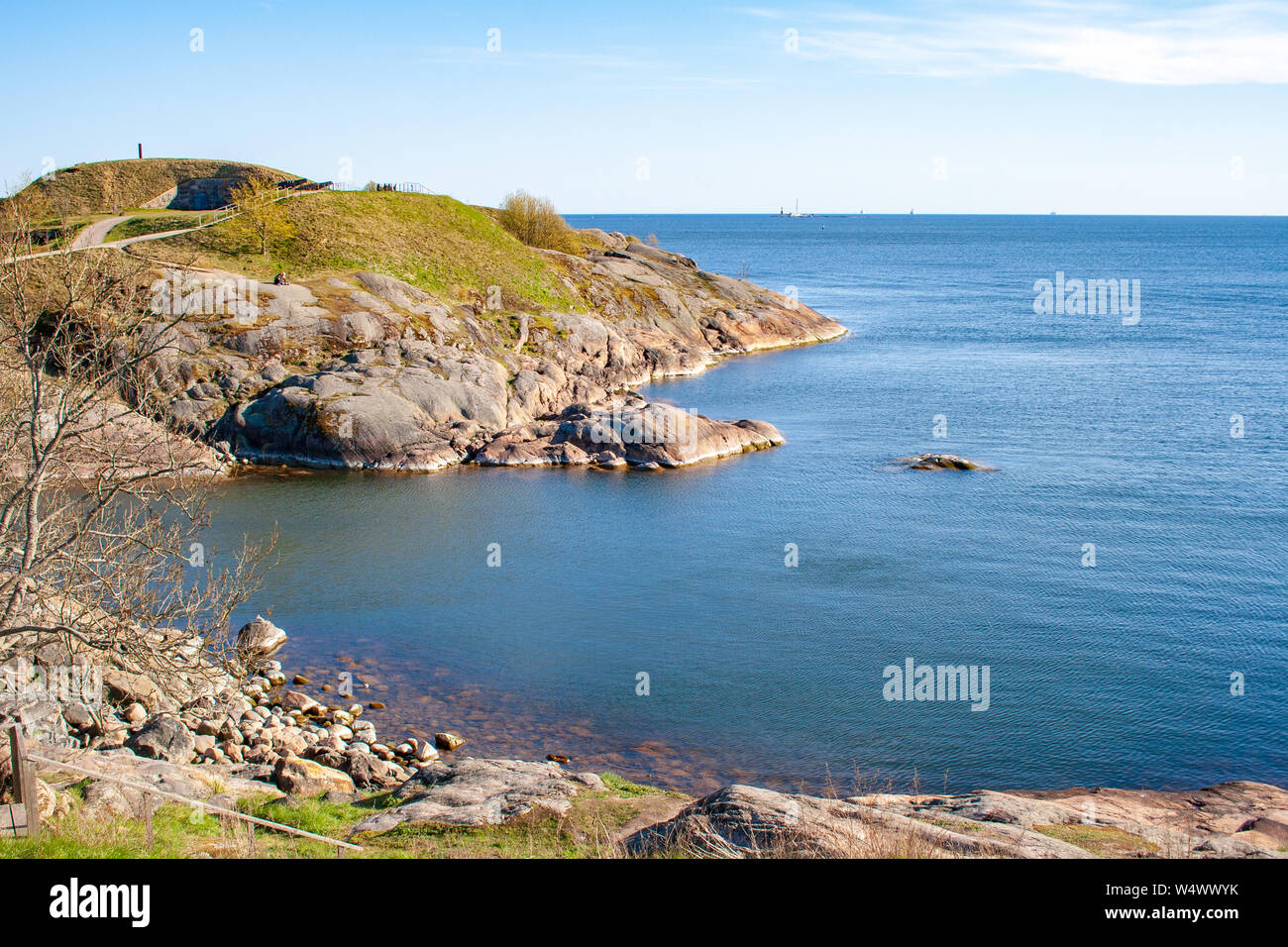 Bellissimo paesaggio finlandese, Suomenlinna, Helsinki, Helsingfors, Uusimaa, Finlandia con rocce e mare Baltico Foto Stock