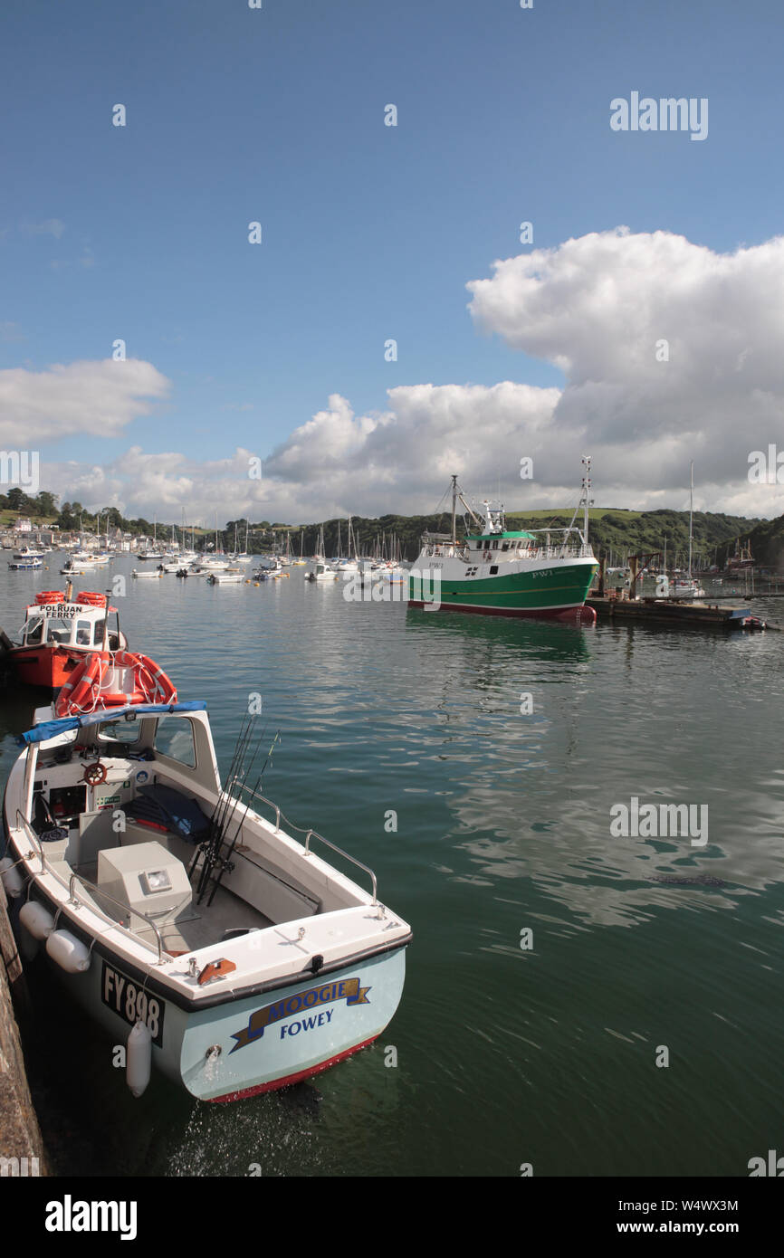 Polruan dall'estuario del fiume Fowey: grandi barche da pesca ormeggiate alla banchina, Cornwall, Regno Unito Foto Stock