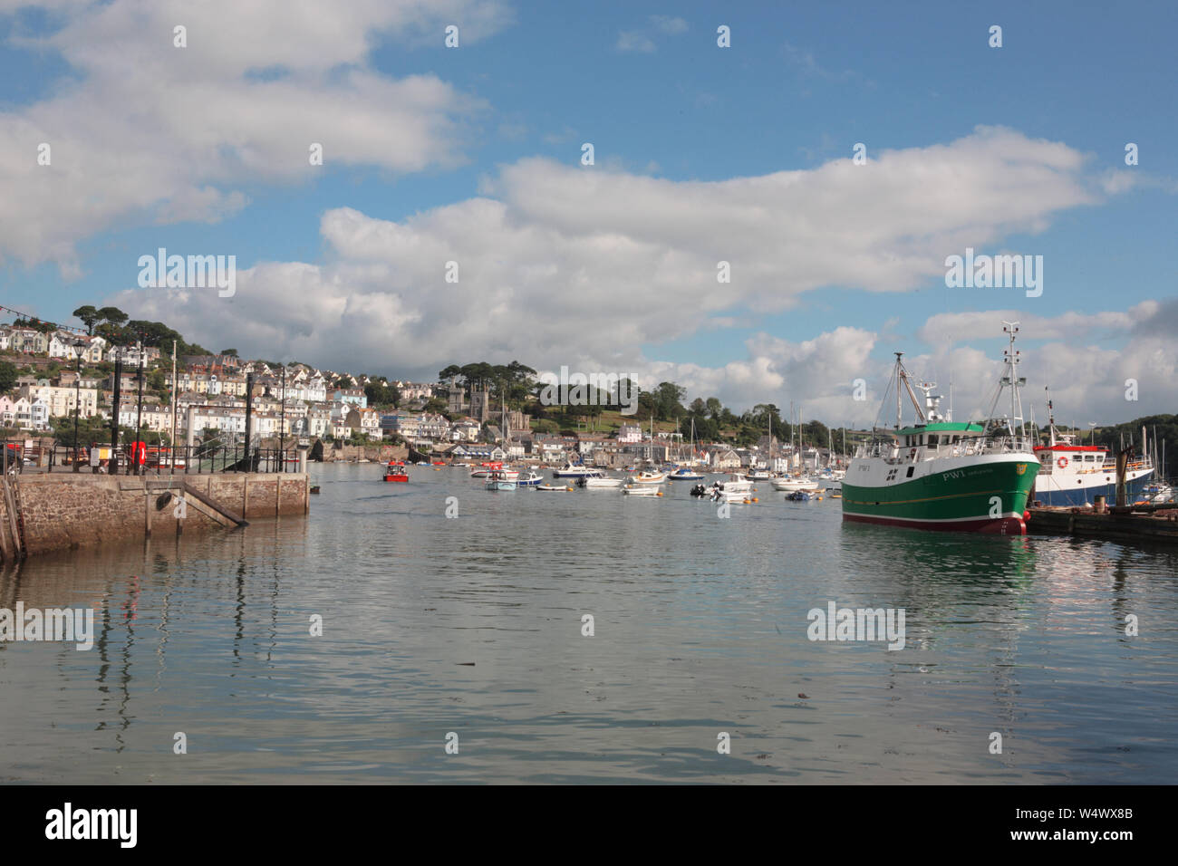 Polruan Quay: grandi barche da pesca e la vista su tutta la foce del fiume per Fowey, Cornwall, Regno Unito Foto Stock