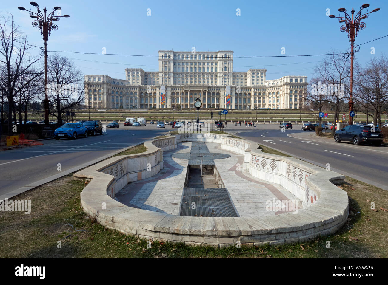 Un vuoto che la fontana sul Boulevard Unirii che conduce verso il Palazzo del Parlamento. Bucarest, Romania. Foto Stock