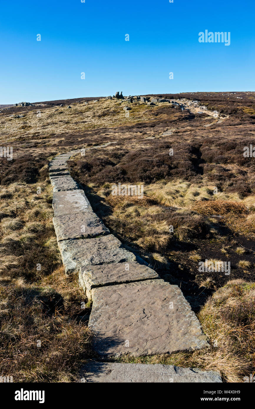 Sentiero restauro utilizzando pavimentazioni, sul bordo della Kinder Scout plateau sopra Edale, Peak District, Derbyshire, England, Regno Unito Foto Stock
