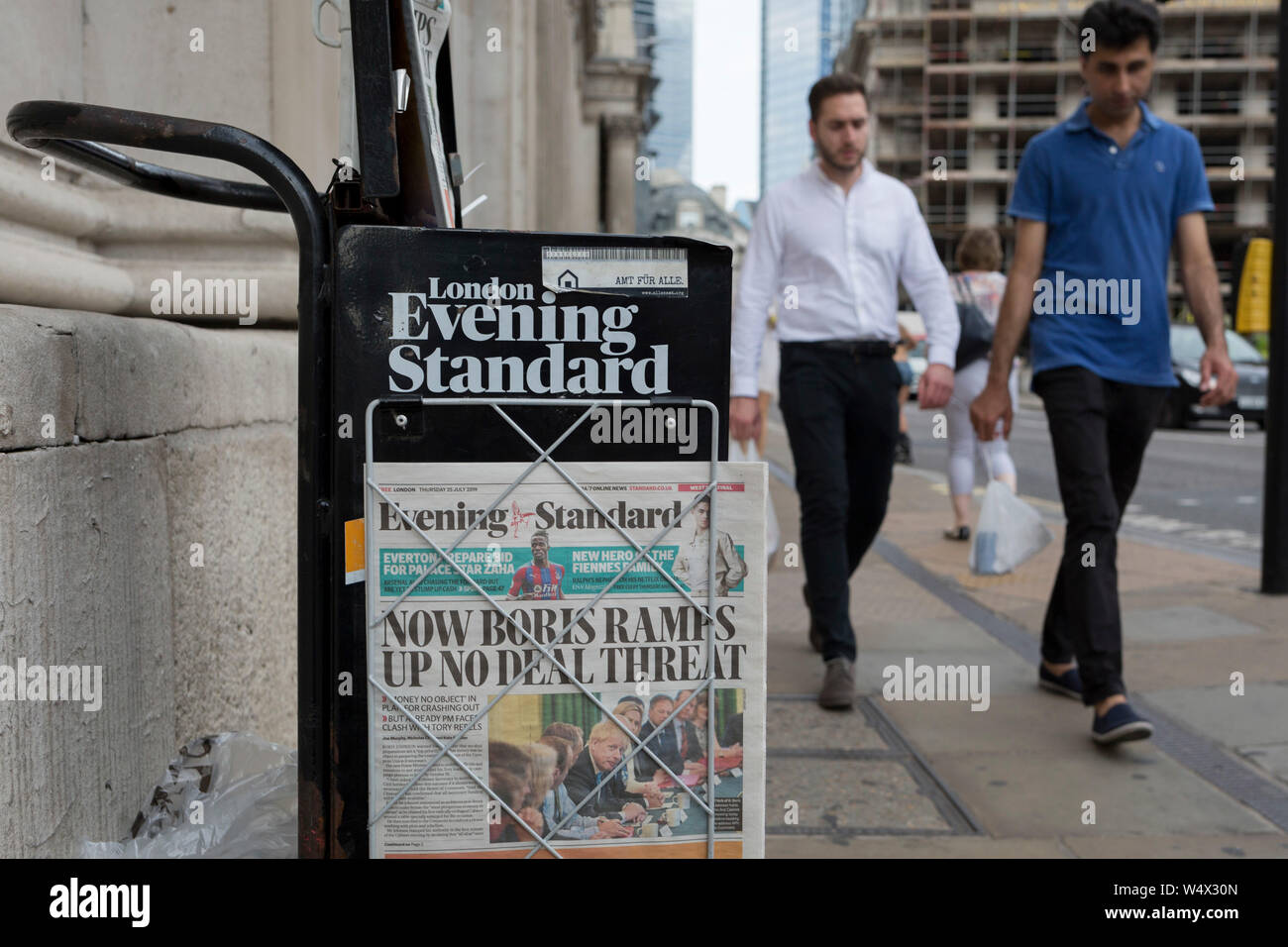 Come ondata di caldo le temperature salgono a livelli record - il giorno più caldo dell'anno finora, l'Evening Standard headline sulla pagina 1 del London Evening Standard cita il Regno Unito il nuovo Primo Ministro Boris Johnson prima riunione del gabinetto e la sua minaccia su un No-Deal Brexit, nella città di Londra (la capitale del distretto finanziario aka il miglio quadrato), il 25 luglio 2019, a Londra, in Inghilterra. Foto Stock