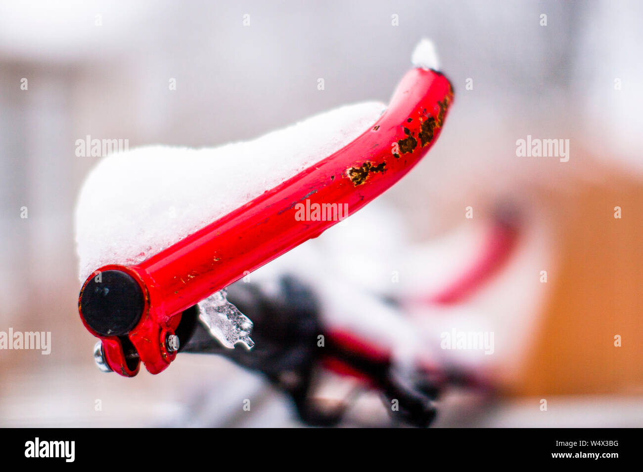 Manubrio per bicicletta coperto di neve a Köln, Germania Foto Stock