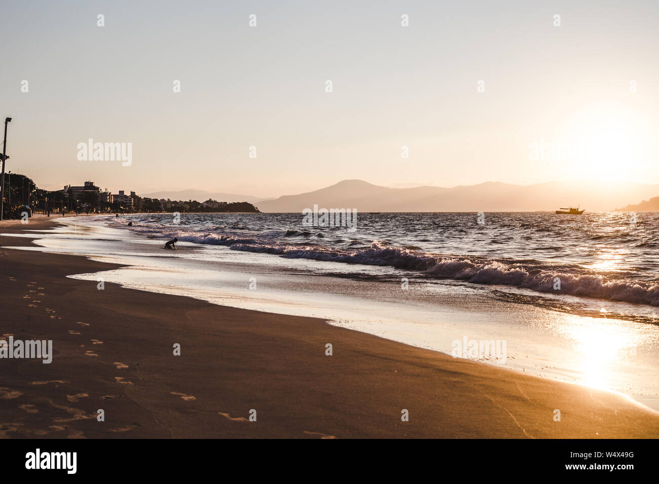 Tramonto sulla spiaggia di Praia Inglesa sulla costa di Florianópolis, Brasile del Sud Foto Stock
