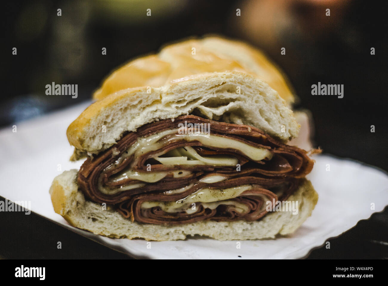 Formaggio e prosciutto Mortadela sub sandwich reso famoso dai mercati alimentari di Sao Paulo, Brasile Foto Stock