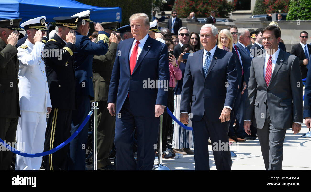 Il Presidente degli Stati Uniti, Trump (L) passeggiate passato una guardia d'onore con il nuovo il Segretario alla difesa degli Stati Uniti il dottor Mark T. Esper (R) e Vice Presidente USA Mike pence (C), al Pentagono, giovedì, 25 luglio 2019, Washington, DC. Il Dipartimento della difesa è stata senza a tempo pieno un leader in quanto ex Segretario Jim Mattis si dimise nel dicembre 2018. Credito: Mike Theiler/Piscina via CNP /MediaPunch Foto Stock