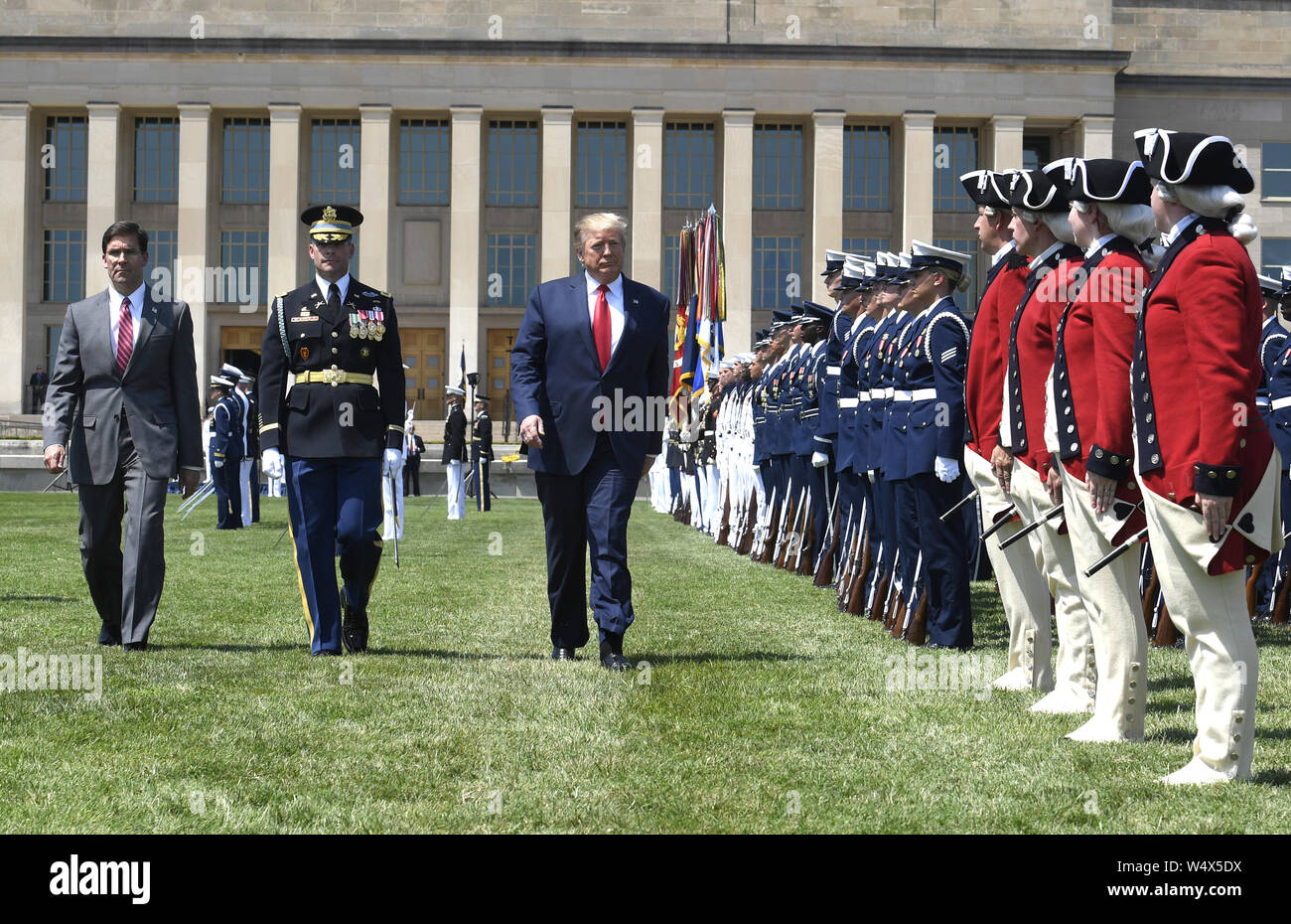 Luglio 25, 2019, Washington, Distretto di Columbia, Stati Uniti d'America: il Presidente degli Stati Uniti, Trump (R) recensioni truppe con il nuovo il Segretario alla difesa degli Stati Uniti il dottor Mark T. Esper (L) e US Air Force Generale Paolo J. Selva, Vice Presidente del Comune di capi di Stato Maggiore, al Pentagono, giovedì, 25 luglio 2019, Washington, DC. Il Dipartimento della difesa è stata senza a tempo pieno un leader in quanto ex Segretario Jim Mattis si dimise nel dicembre 2018. Credito: Mike Theiler/Piscina via CNP Credito: Mike Theiler/CNP/ZUMA filo/Alamy Live News Foto Stock