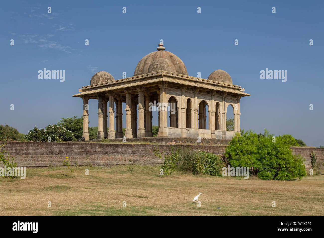 Champaner , Pavagadh , Gujarat , India-December 07, 2014-una vista di stile romano il Cenotafio che è nella parte anteriore Kevda Masjid. Foto Stock