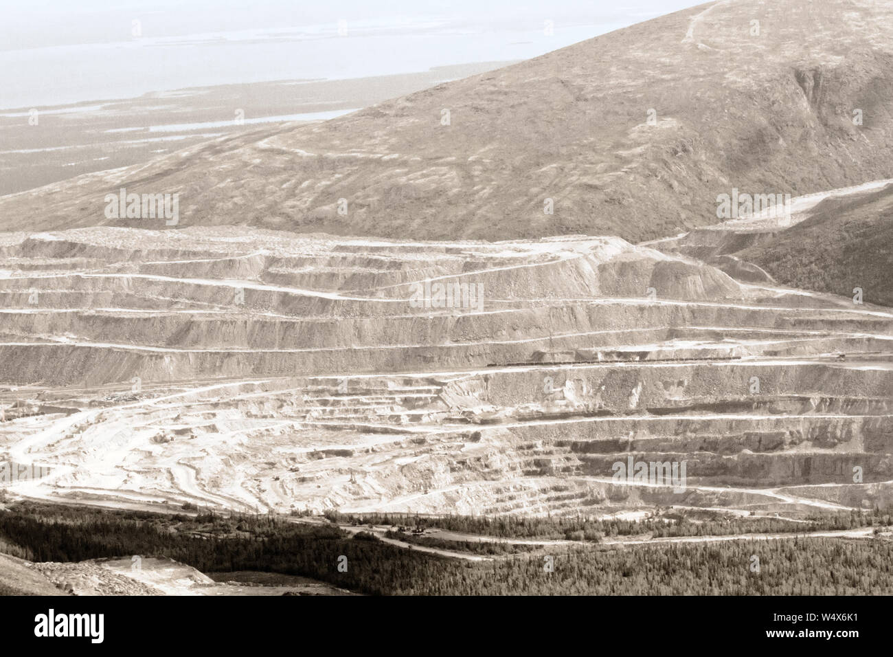 Motivi di miniere minatori completamente strappare giù per la montagna. cambiato paesaggio industriale della regione di montagna dopo estrazione del minerale Foto Stock