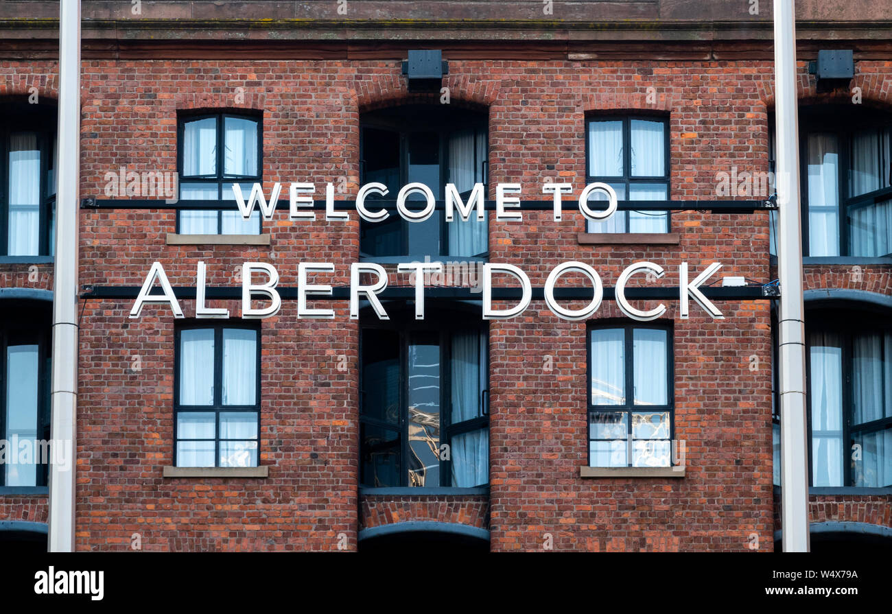 Segno gente accogliente ad Albert Dock di Liverpool Foto Stock