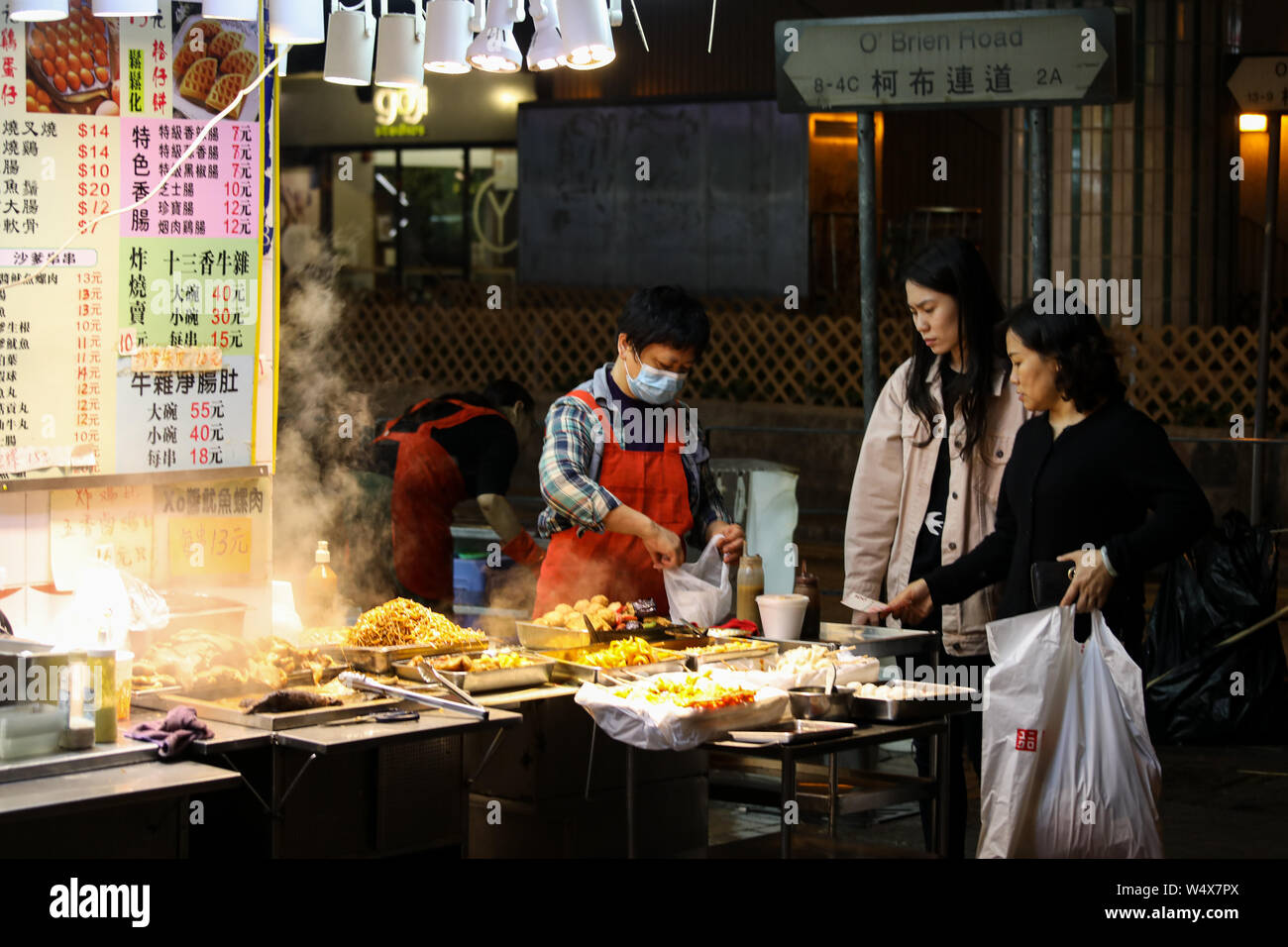 Venditore di cibo di strada all'angolo di Lockhart Road e o'Brien Road a Hong Kong Special Administrative Region della Repubblica popolare Cinese Foto Stock