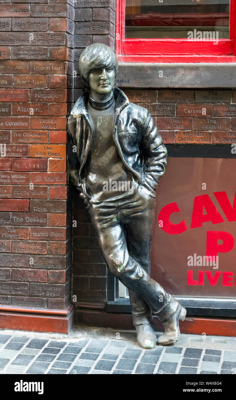 John Lennon statua vicino al Cavern Club e il Muro delle Celebrità su Mathew Street in Liverpool Foto Stock