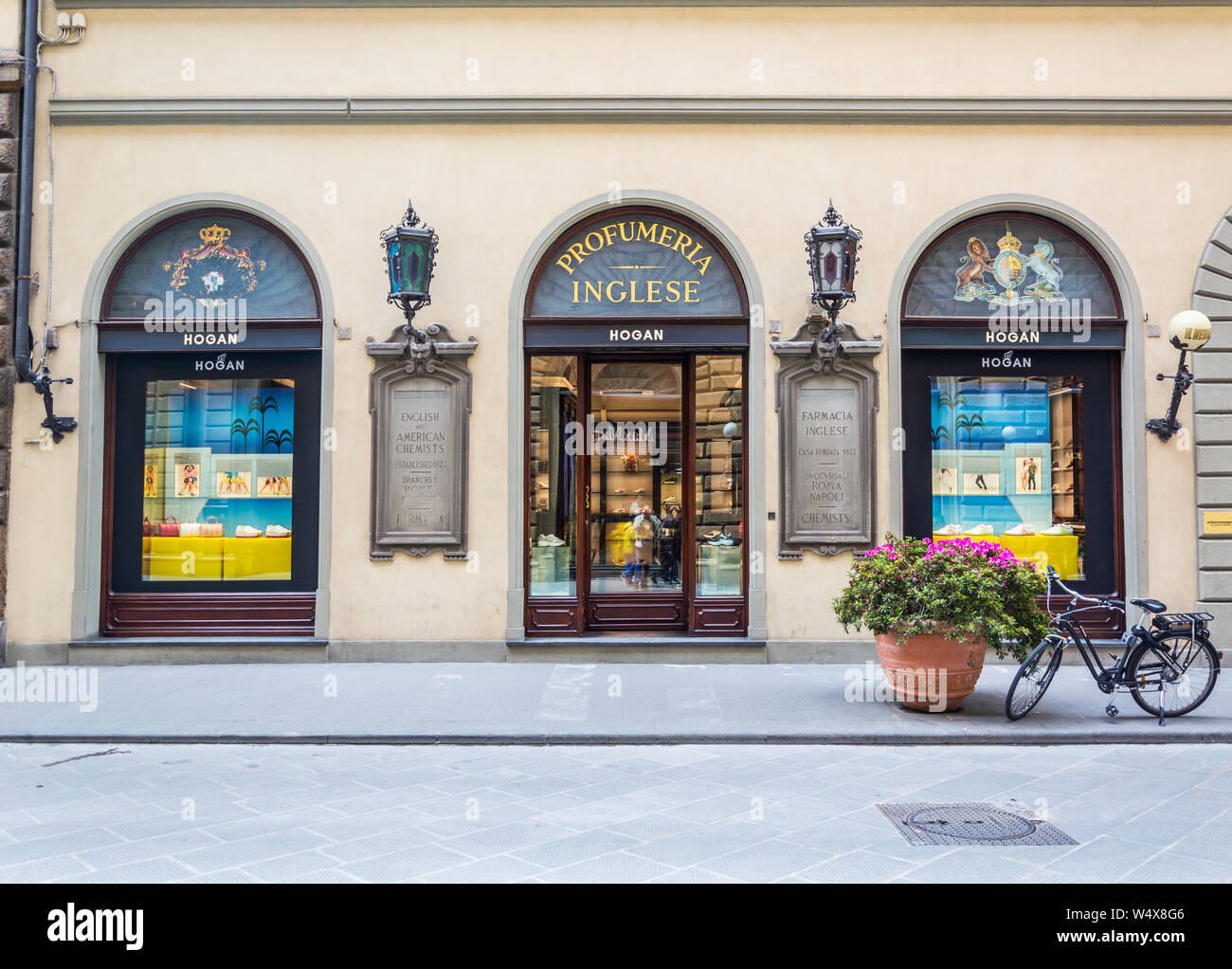 Firenze, Italia - 10 Maggio 2019: farmacia inglese in via de Tornabuoni  Foto stock - Alamy