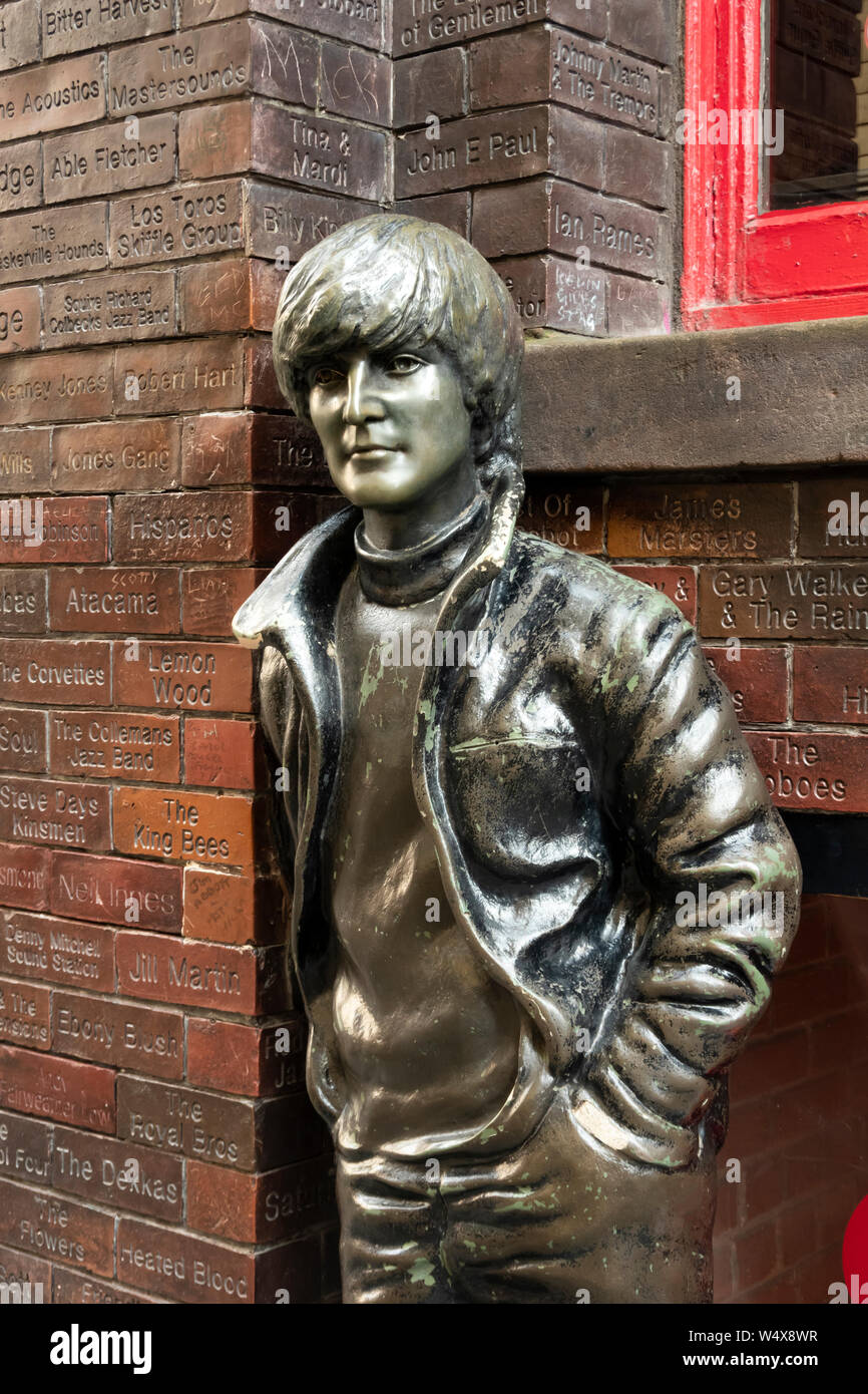 John Lennon statua vicino al Cavern Club e il Muro delle Celebrità su Mathew Street in Liverpool Foto Stock