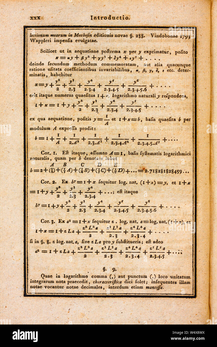 Pagina ingiallito di 200 anni vecchio libro di matematica con complessi calcoli matematici, equazioni e formule e spiegazioni in latino. Foto Stock