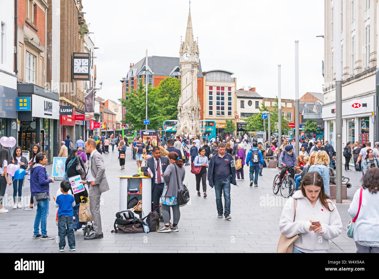 Vista lungo verso Haymarket Memorial Clock Tower. Leicester, in Inghilterra, Regno Unito Foto Stock