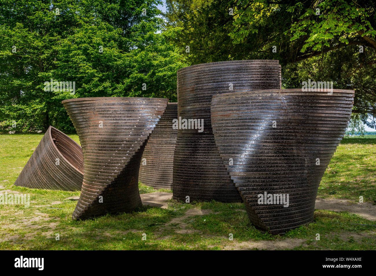 " E la notte è venuto' geometrica astratta scultura in bronzo di Laurent Verrier, 2018 nel castello giardini pubblici, Loches, Indre-et-Loire, Francia. Foto Stock