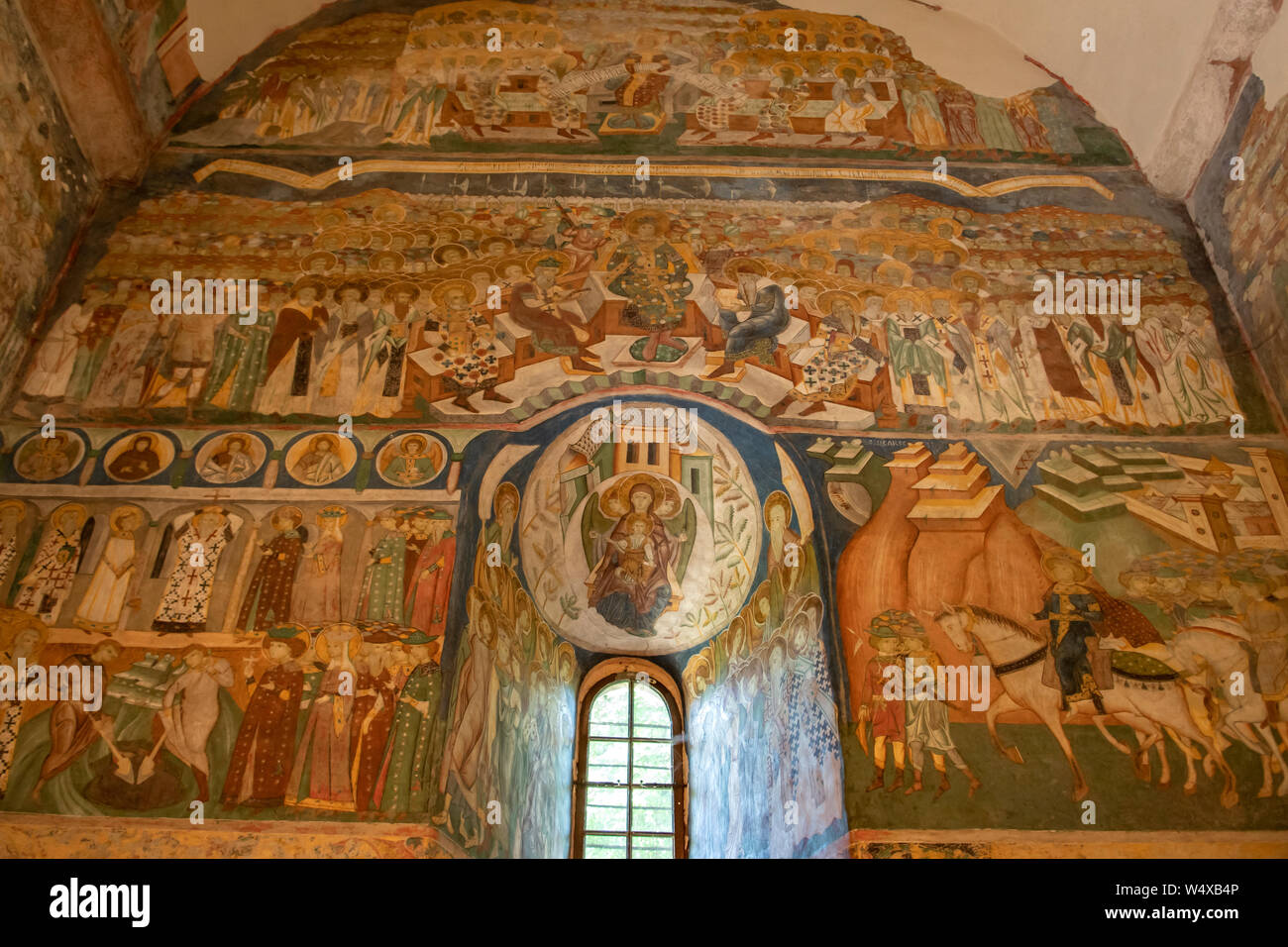 Parete dipinta all interno della Chiesa, Arbore, Romania Foto Stock