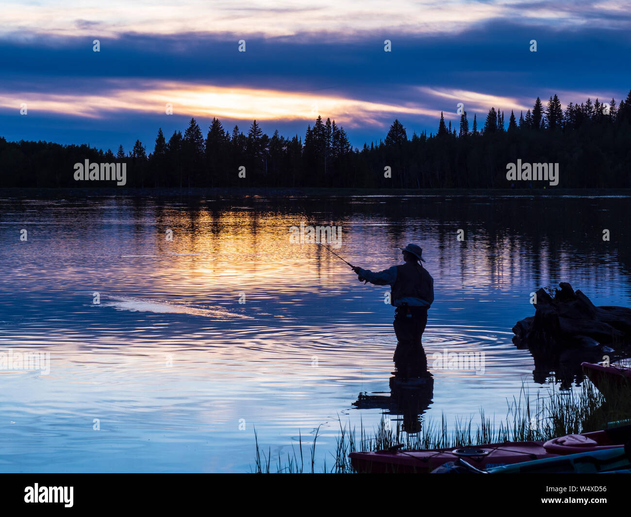 Pescatore a mosca al Tramonto Tramonto sul lago, Grand Mesa National Forest, Colorado. Foto Stock
