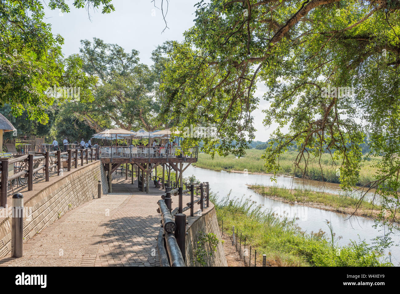 Parco Nazionale di Kruger, SUD AFRICA - 5 Maggio 2019: Il lungomare presso Skukuza Restcamp. Fiume Sabie e un ristorante sono visibili Foto Stock