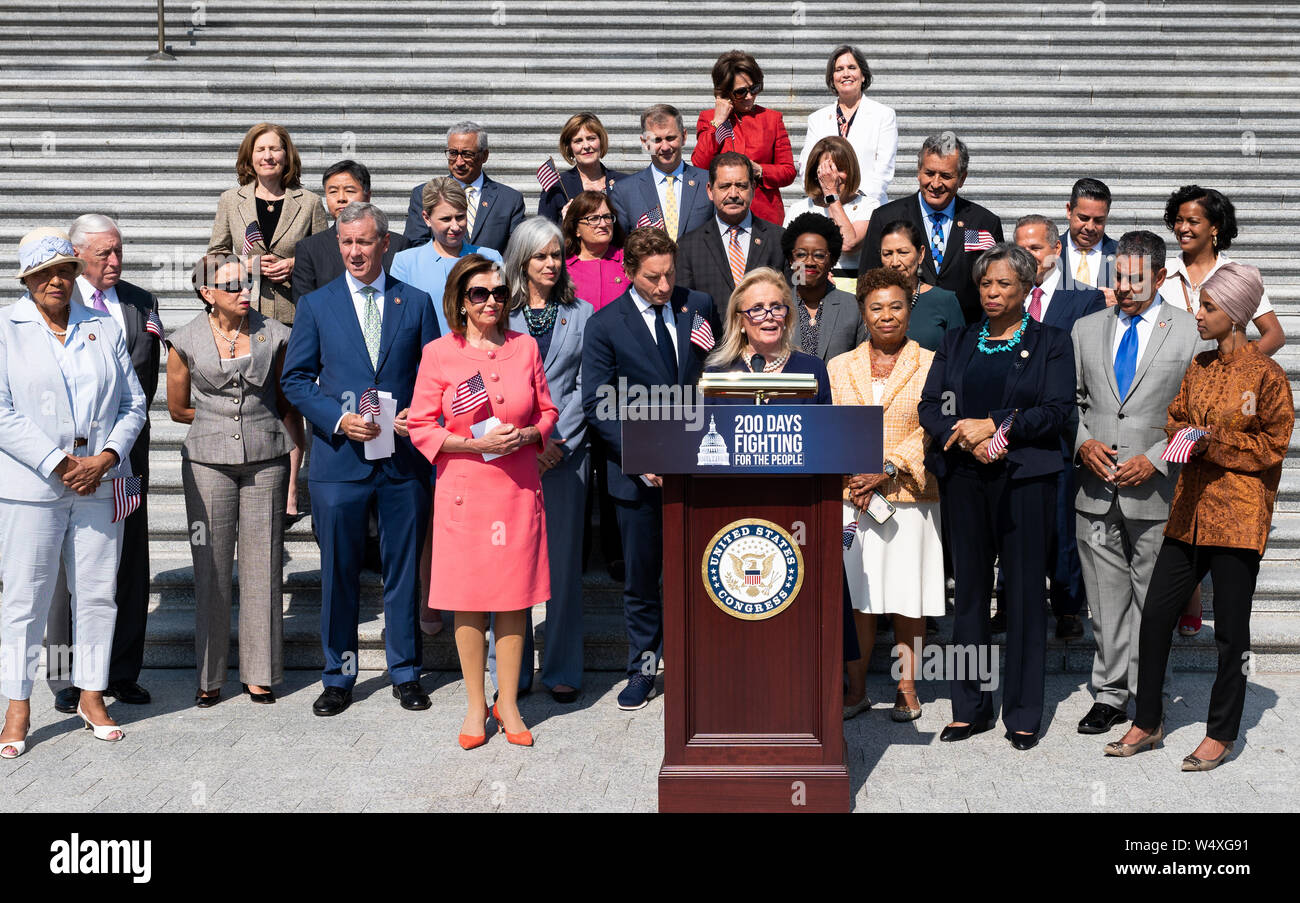 Rappresentante degli STATI UNITI Debbie Dingell (D-MI) intervenendo a una conferenza stampa con la casa dei democratici sul primo duecento giorni del Congresso 116, sulla scalinata del Campidoglio di Washington DC. Foto Stock