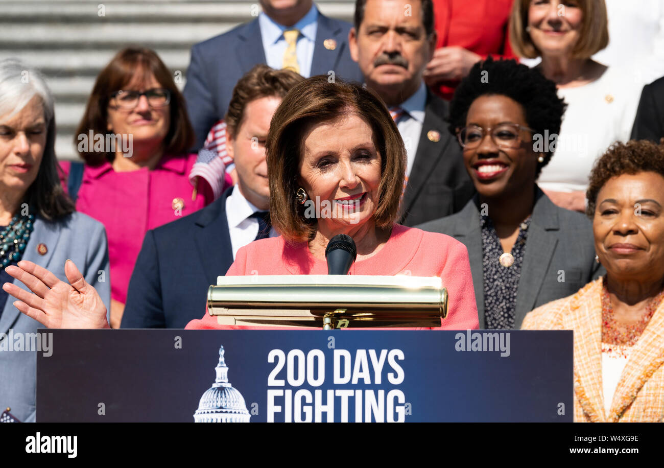 Il rappresentante statunitense Nancy Pelosi (D-CA) intervenendo a una conferenza stampa con la casa dei democratici sul primo duecento giorni del Congresso 116, sulla scalinata del Campidoglio di Washington DC. Foto Stock