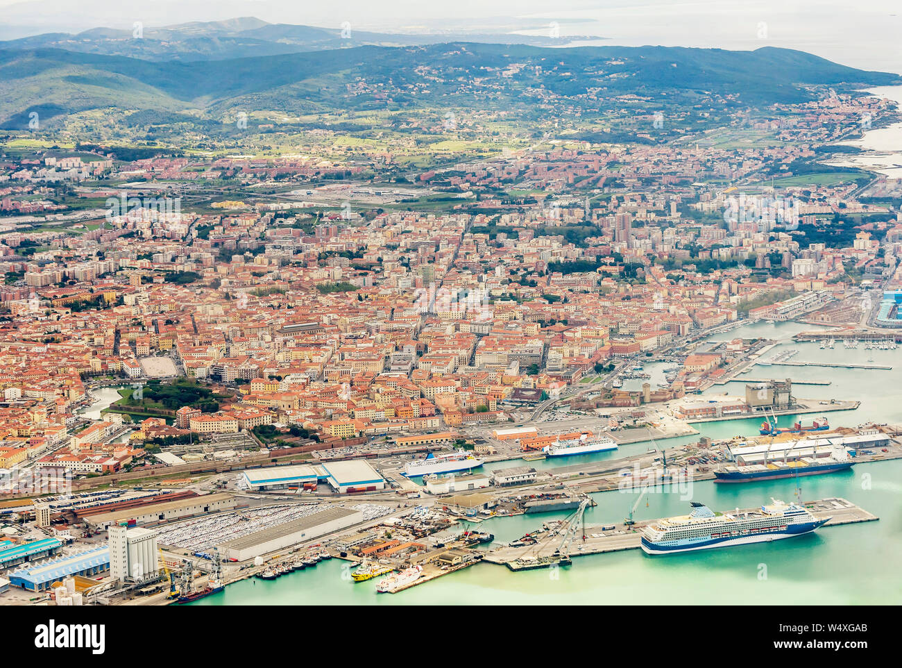 Bella vista aerea del porto commerciale e la città di Livorno, Toscana, Italia Foto Stock