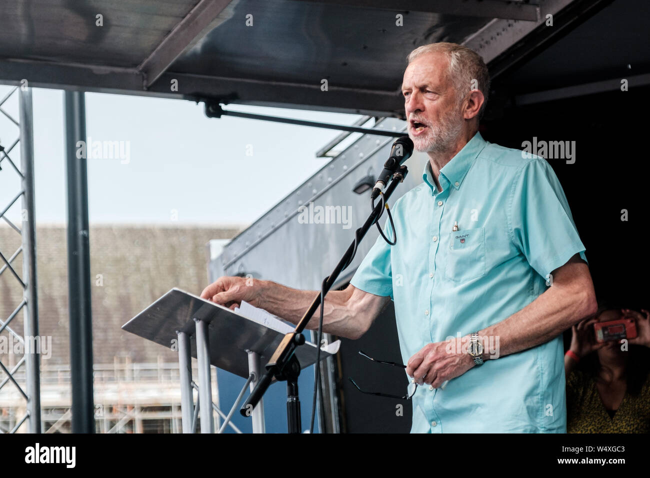 Leader del partito laburista Jeremy Corbyn risolve una folla di persone raccolte al di fuori del Parlamento a Londra per chiamare per lo svolgimento delle elezioni generali in risposta a Boris Johnson nomina come il nuovo leader del partito conservatore e del Primo Ministro britannico. Foto Stock
